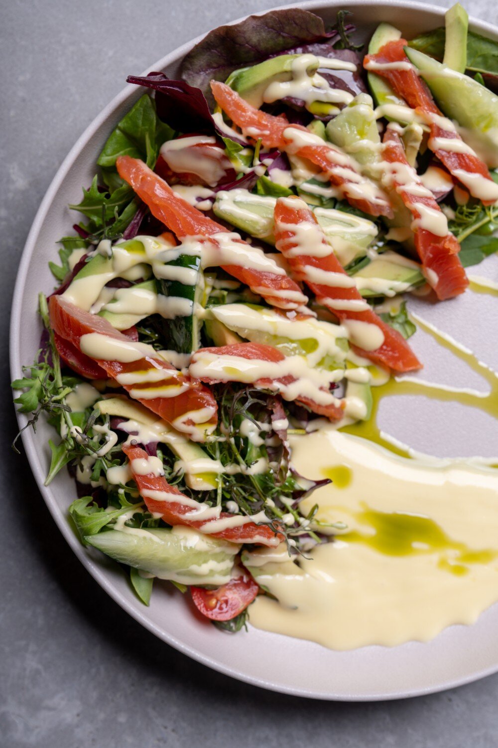 Легкий салат с семгой и авокадо