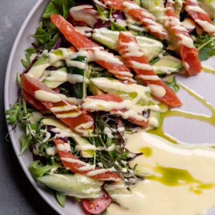 Легкий салат с семгой и авокадо