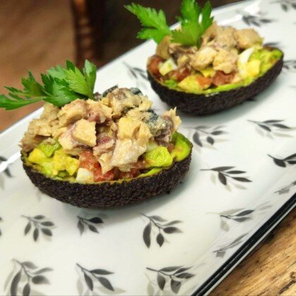 Рыбный салат из скумбрии и авокадо