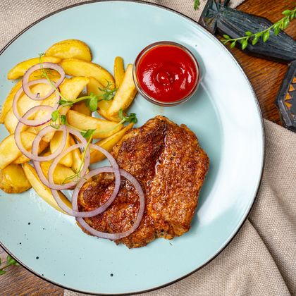 Стейк из свиной шеи с картофелем и луком