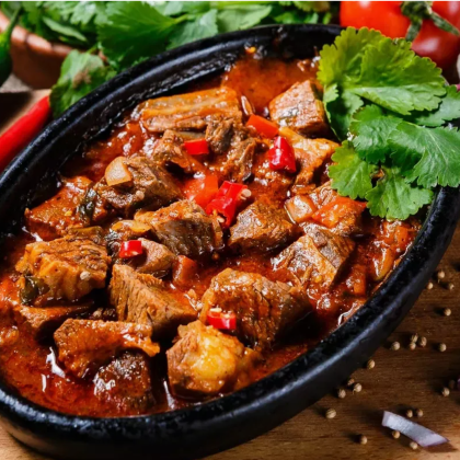 Говядина жаренная на раскаленном блюде с овощами