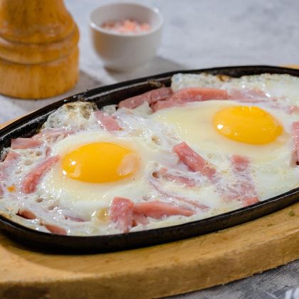 Яичница глазунья с ветчиной