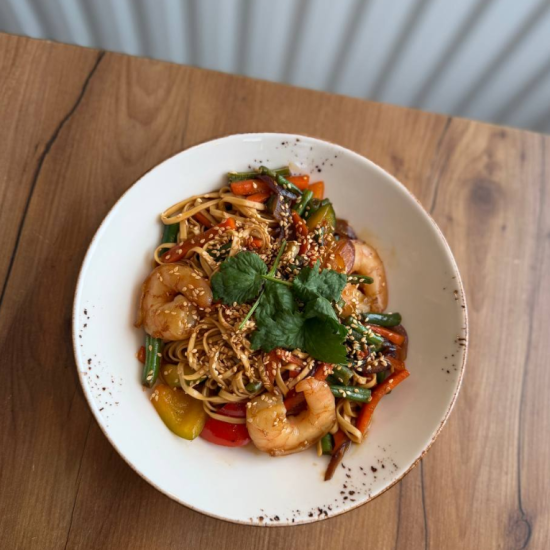 Удон с креветками и овощами