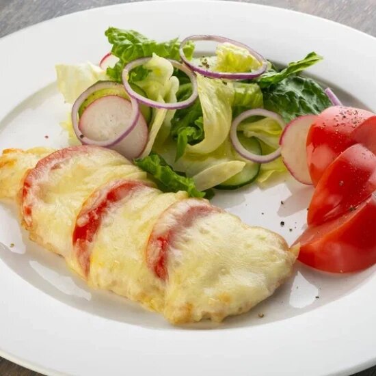 Куриное филе, запеченное с помидором и моцареллой