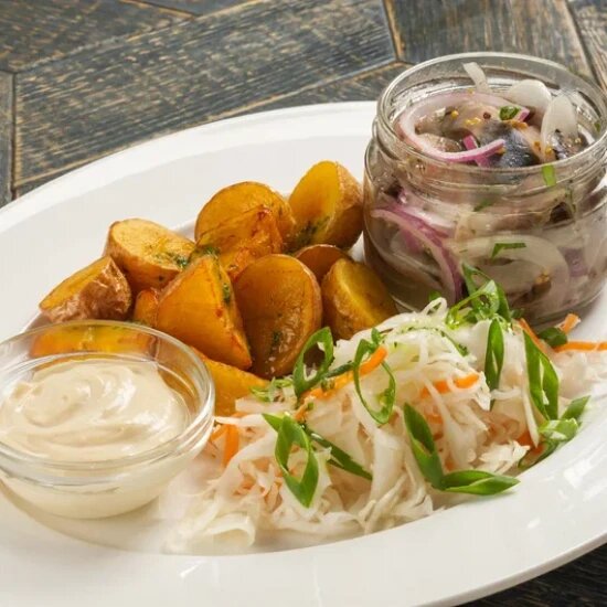 Сельдь пряного посола с луком и картофелем