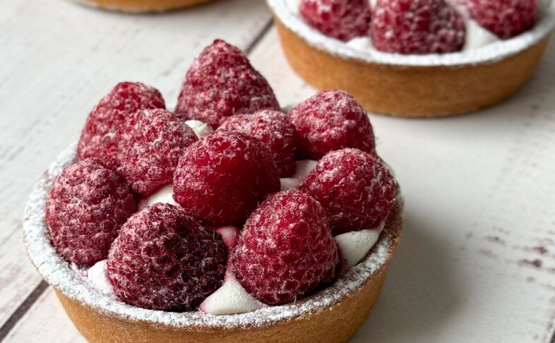 Тарталетка с свежей малиной