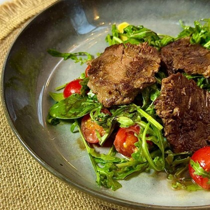 Тёплый салат с телятиной