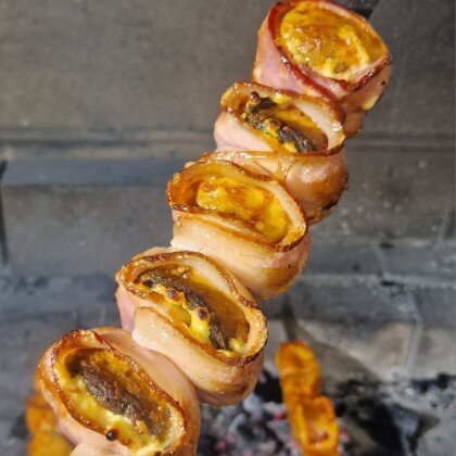 Шампиньоны в беконе  и сыром на мангале