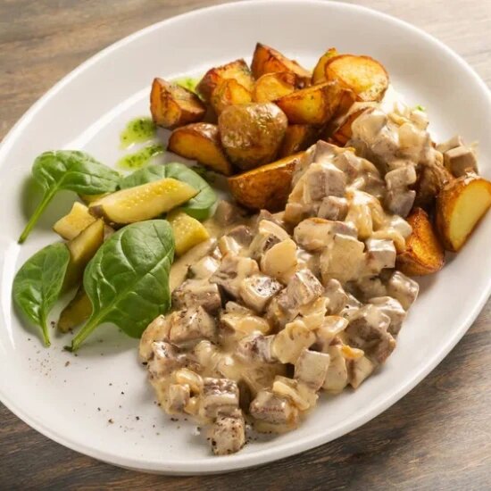 Язык в сливках с картофелем беби