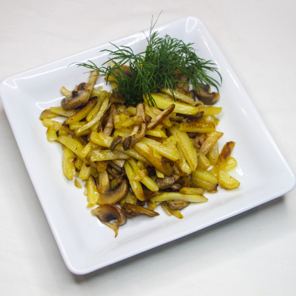 Жареный картофель с луком и грибами