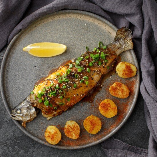 Форель на гриле с молодым картофелем.