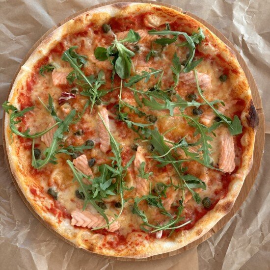 Пицца с лососем и каперсами