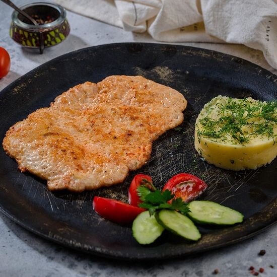 Отбивная из куриного филе с гарниром