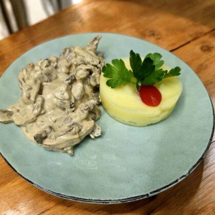 Бефстроганов из говядины с картофельным пюре