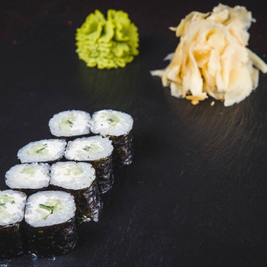 Ролл с огурцом и сыром