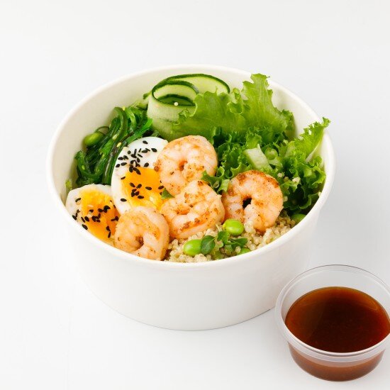 Боул с королевскими креветками и киноа