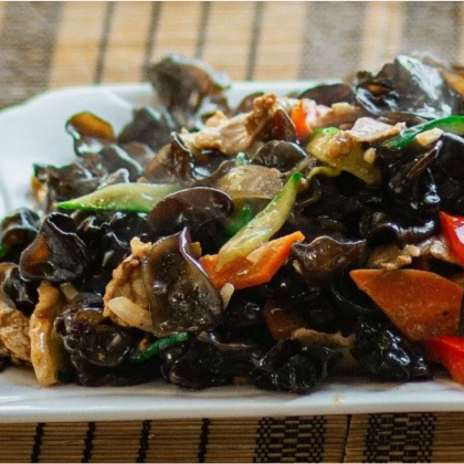 Свинина, жаренная с черными древесными грибами и яйцом “МуШу”