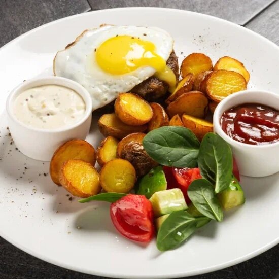 Рубленая котлета с яйцом и гарниром