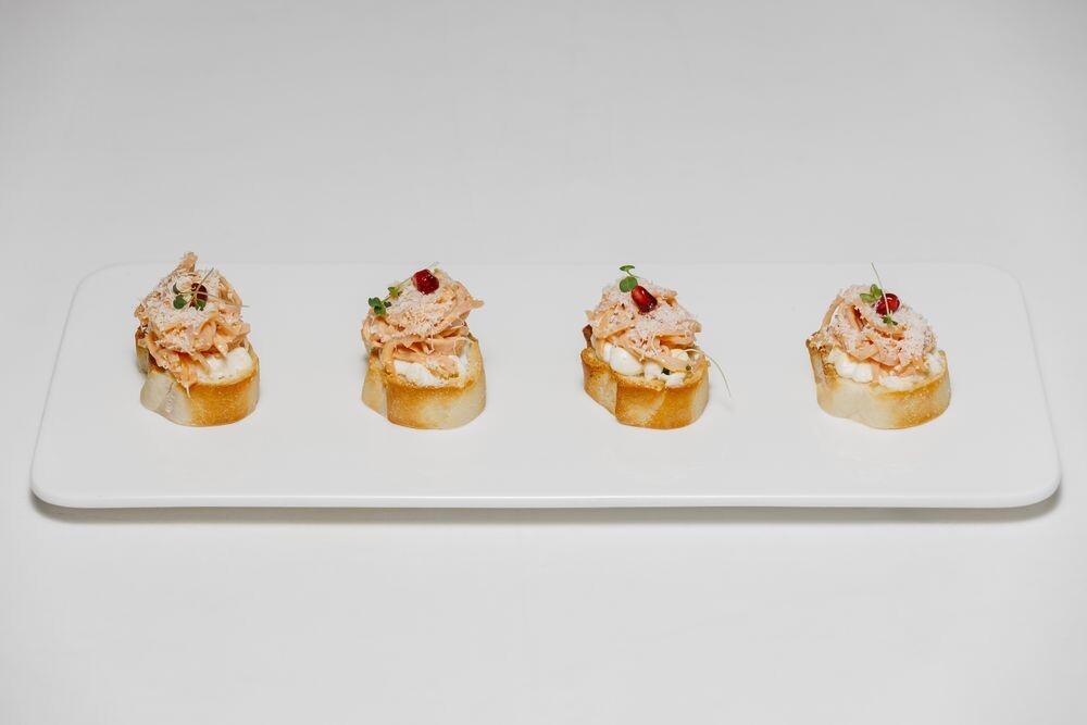 Тапас на белом багете с ветчиной из цыпленка и пармезаном