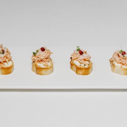 Тапас на белом багете с ветчиной из цыпленка и пармезаном