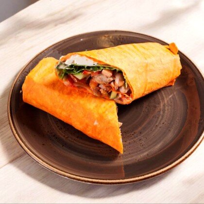 Цыпленок терияки со свежими овощами, соусом и сливочным сыром в лаваше