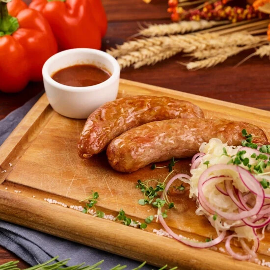 Свиная колбаска с квашеной капустой и огурцом