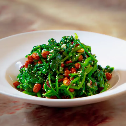 Салат из шпината с арахисом