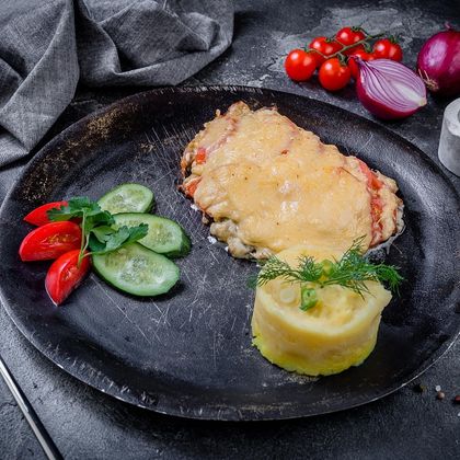 Мясо по-французски из филе индейки с гарниром