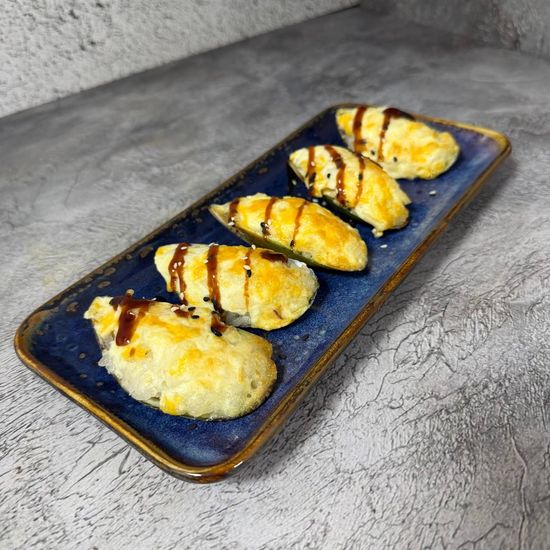 Запеченные мидии с рисом, кальмаром, под сырной шапочкой