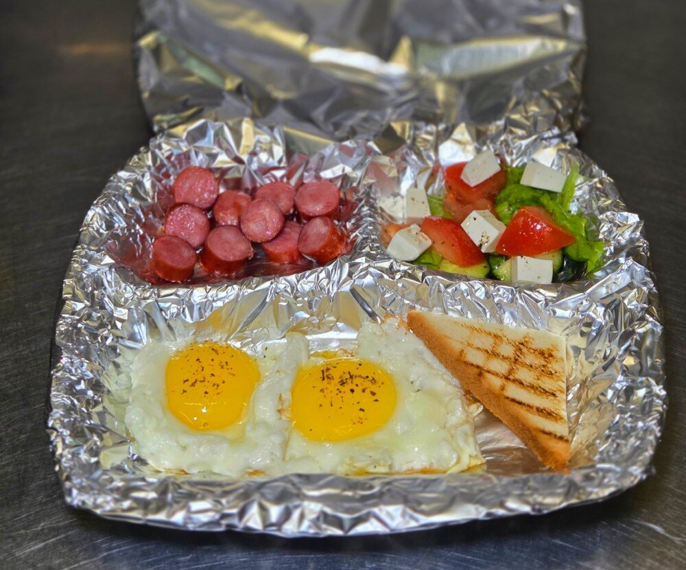 Яичница с сосисками, овощами и с фетой