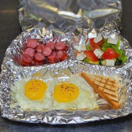 Яичница с сосисками, овощами и с фетой