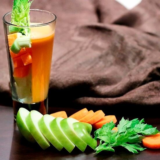 Свежевыжатый сок из сельдерея с морковью