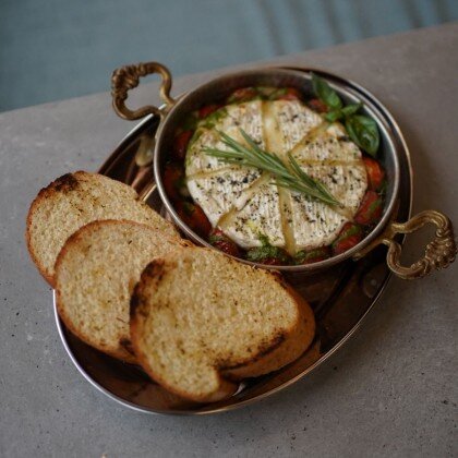 Камамбер с томатами