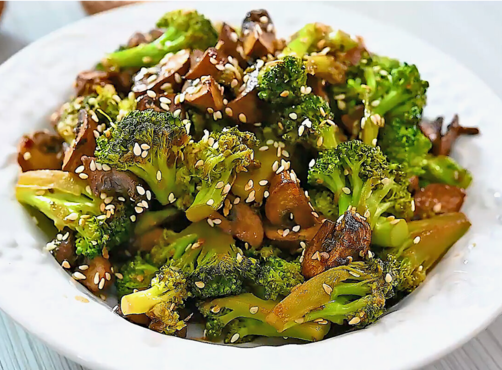 Жареные брокколи с древесными грибами