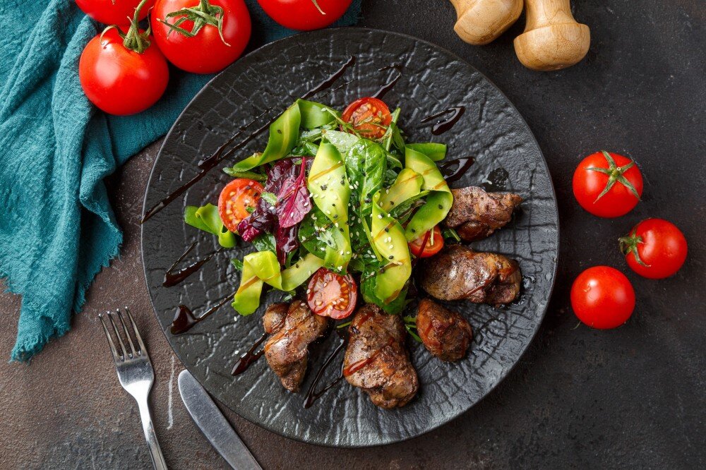 Салат с куриной печенью