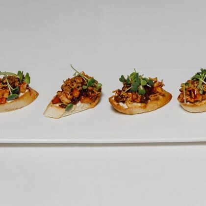 Брускетта с цыпленком и вялеными томатами под соусом барбекю