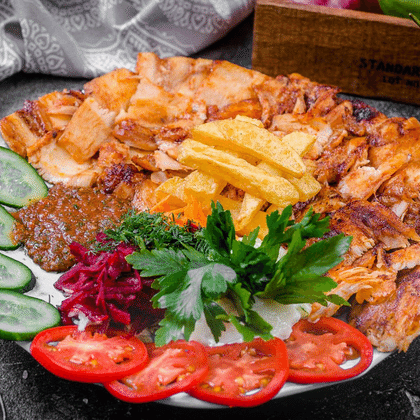 Шаурма куриная на тарелке