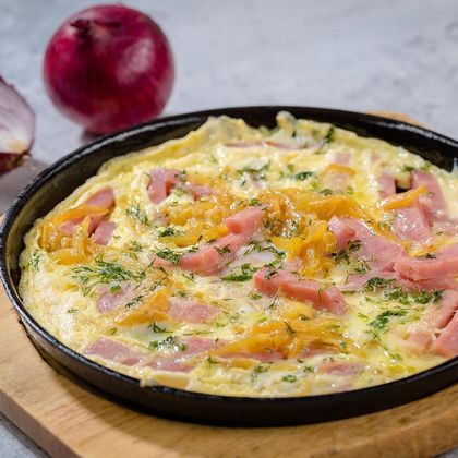Омлет из яиц с ветчиной, зеленью и луком