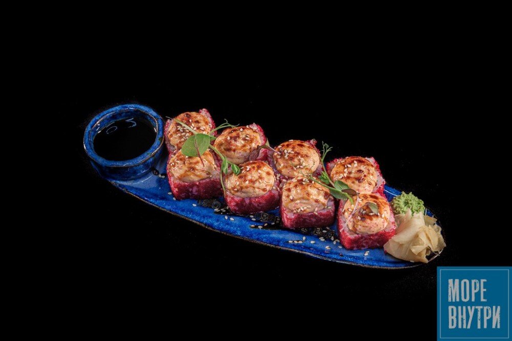 Запеченная калифорния с лососем