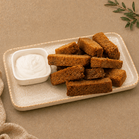 Гренки ржаные чесночные с белым соусом