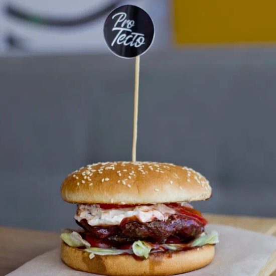 С говядиной и вишневым соусом