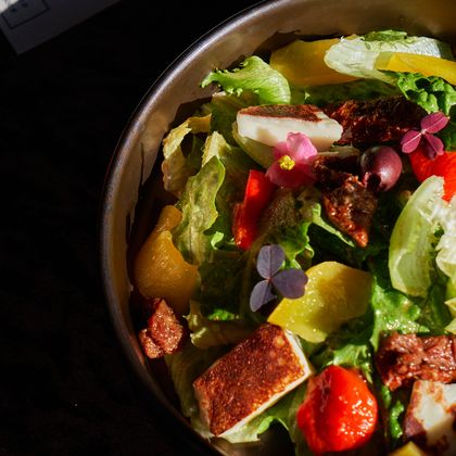 Салат с жареным халлуми