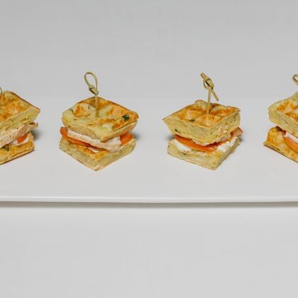 Канапе из картофельной вафли с цыпленком