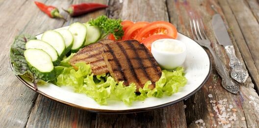 Язык на гриле с овощами