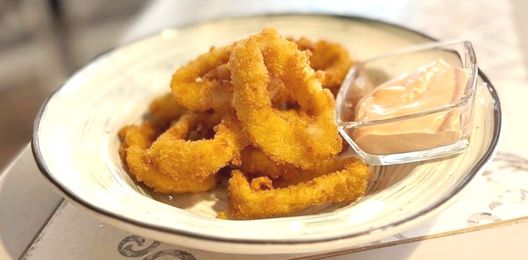 Кольца кальмара в панировочных сухарях.