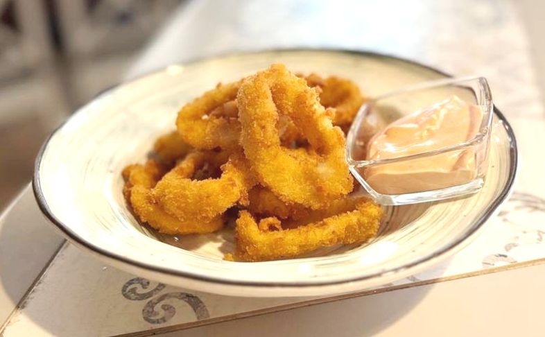 Кольца кальмара в панировочных сухарях.