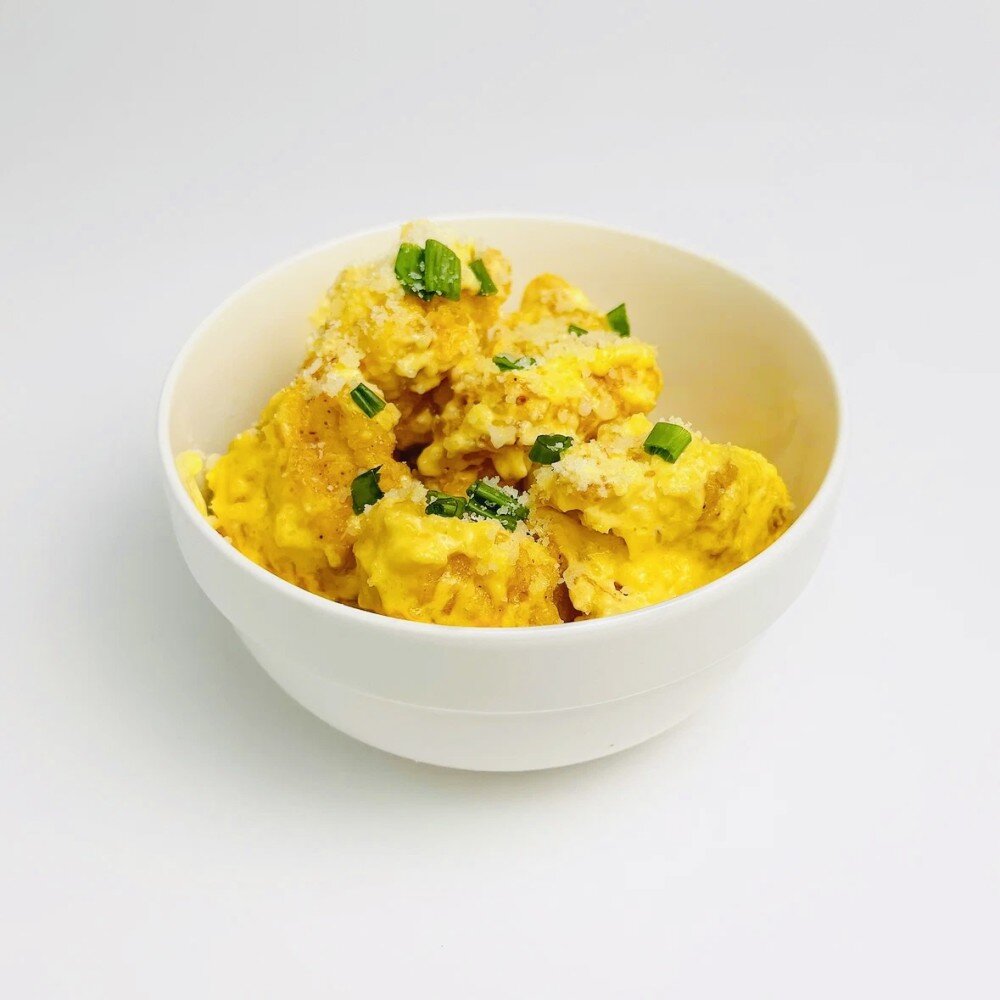 Хрустящие кусочки куриного филе, крылышки или ножки в сырном соусе