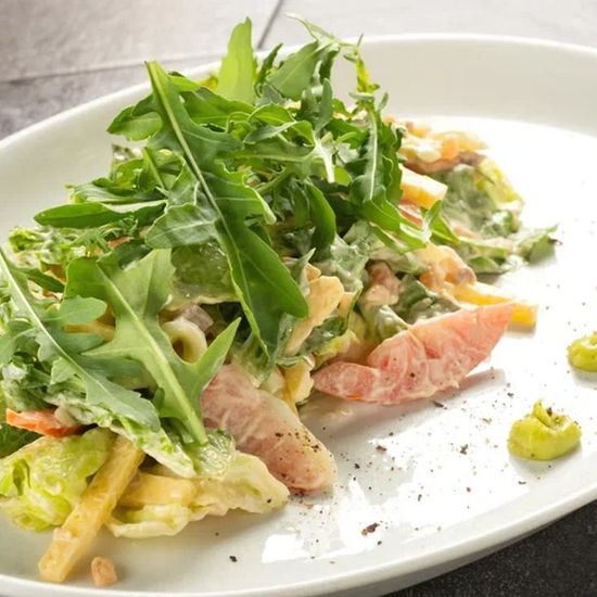 Салат с лососем и гуакамоле