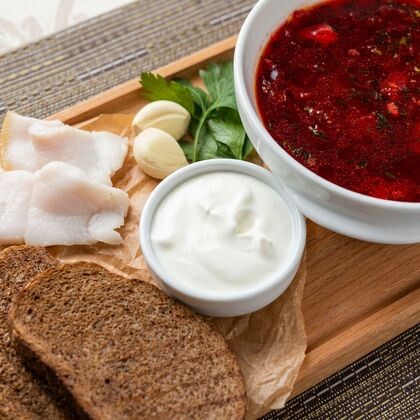 Борщ со сметаной, салом и зеленью