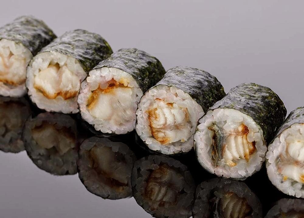 Ролл  с копчёным угрём